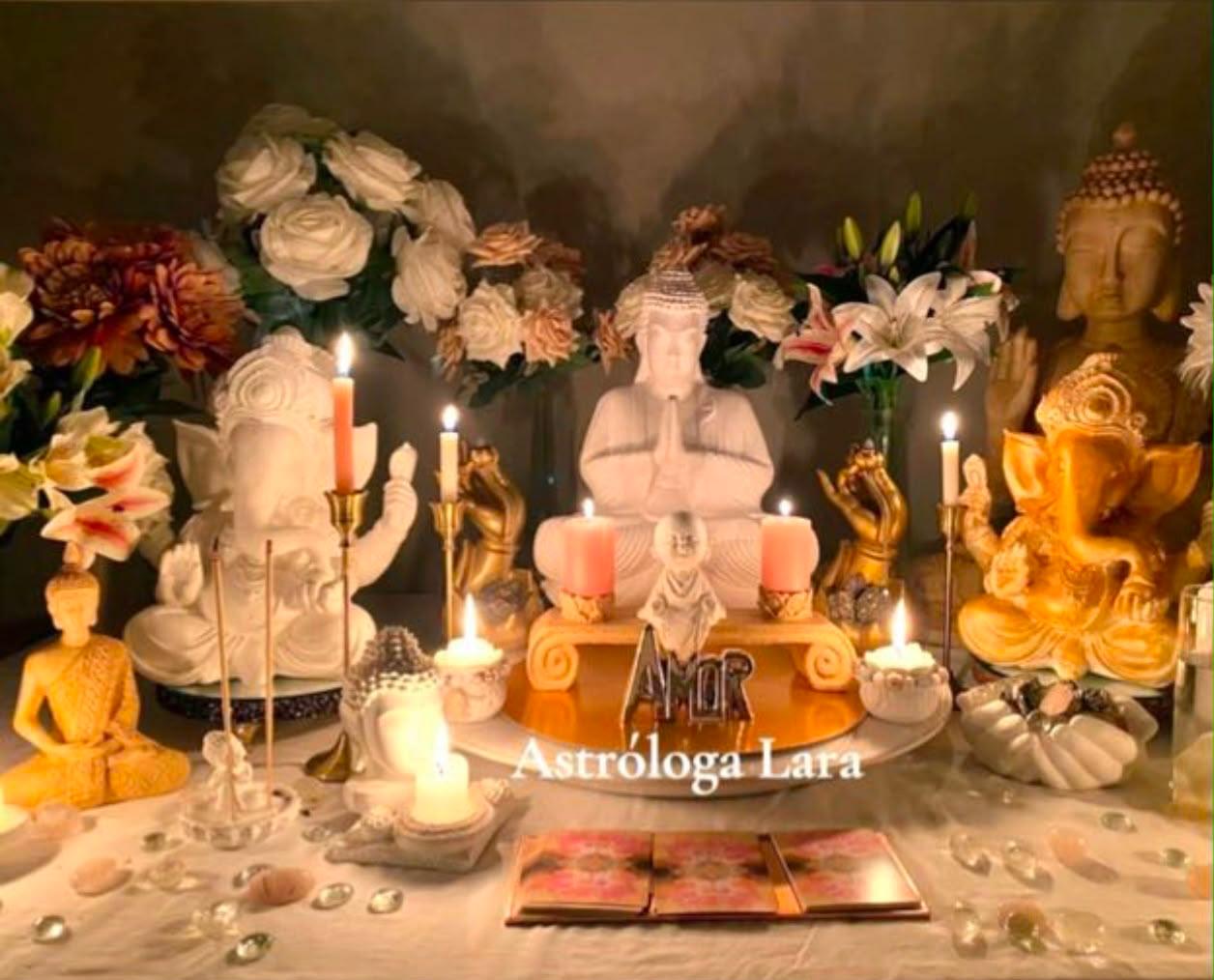 Altar dourado com velas e flores