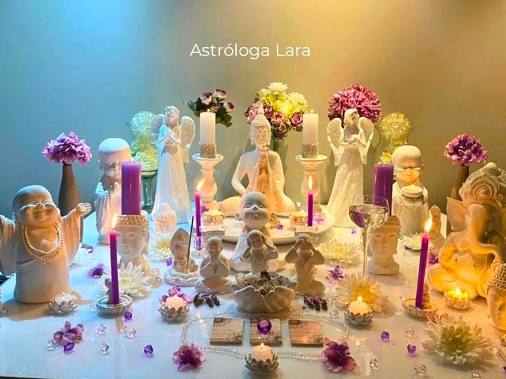Altar lilás com velas e imagens